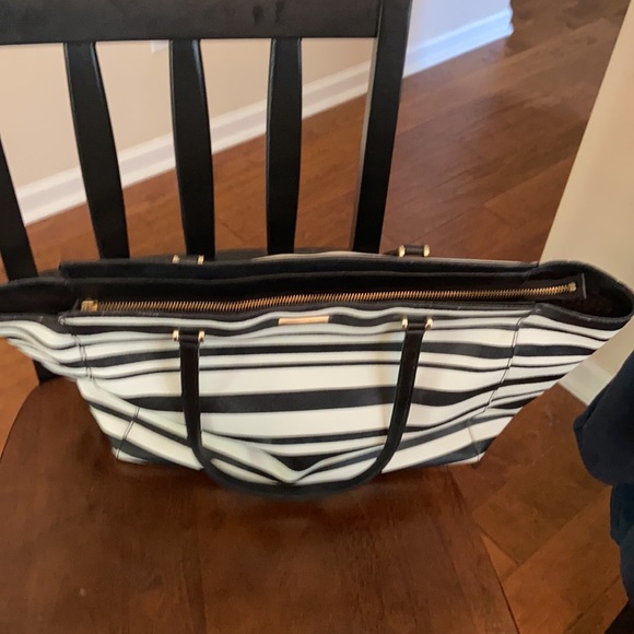 Kate spade large tote with matching wallet!! - Picture 10 of 10